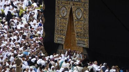 Peregrinos muçulmanos rezam próximo a Kaaba, em Meca, na segunda-feira.