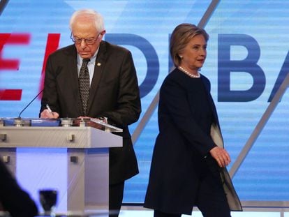Bernie Sanders e Hillary Clinton durante o debate.