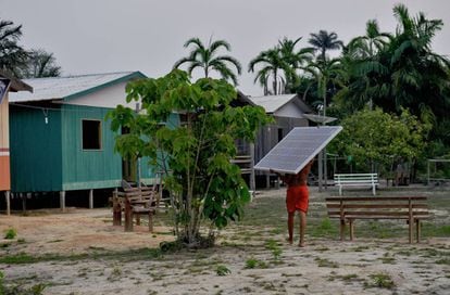 Painéis solares na região brasileira do Amazonas.