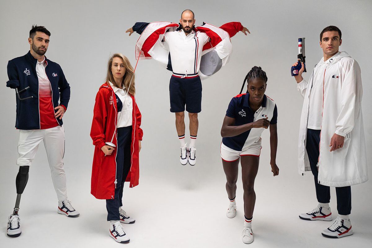 Delegação francesa posa com seus uniformes olímpicos.
