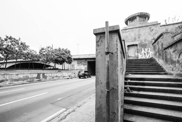 Escadaria de acesso da Ponte das Bandeiras para Marginal Tietê