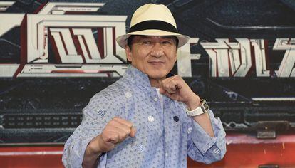 O ator hongkonés Jackie Chan posando para os meios durante uma coletiva de imprensa em Sydney, Austrália.