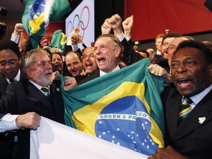 O ex-presidente Lula e o futebolista Pelé comemoram, em 2009, a escolha do Rio como sede da Olimpíada de 2016.