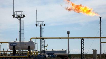 Torres de perfuração e 'fracking' em Vaca Muerta.