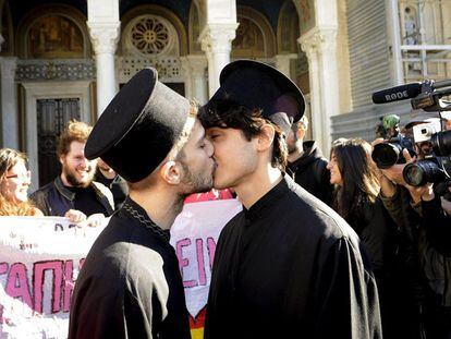 Dois jovens gregos beijam-se como protestos à homofobia