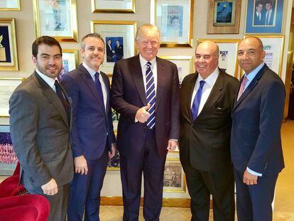 Especialistas latino-americanos reunidos com Donald Trump.