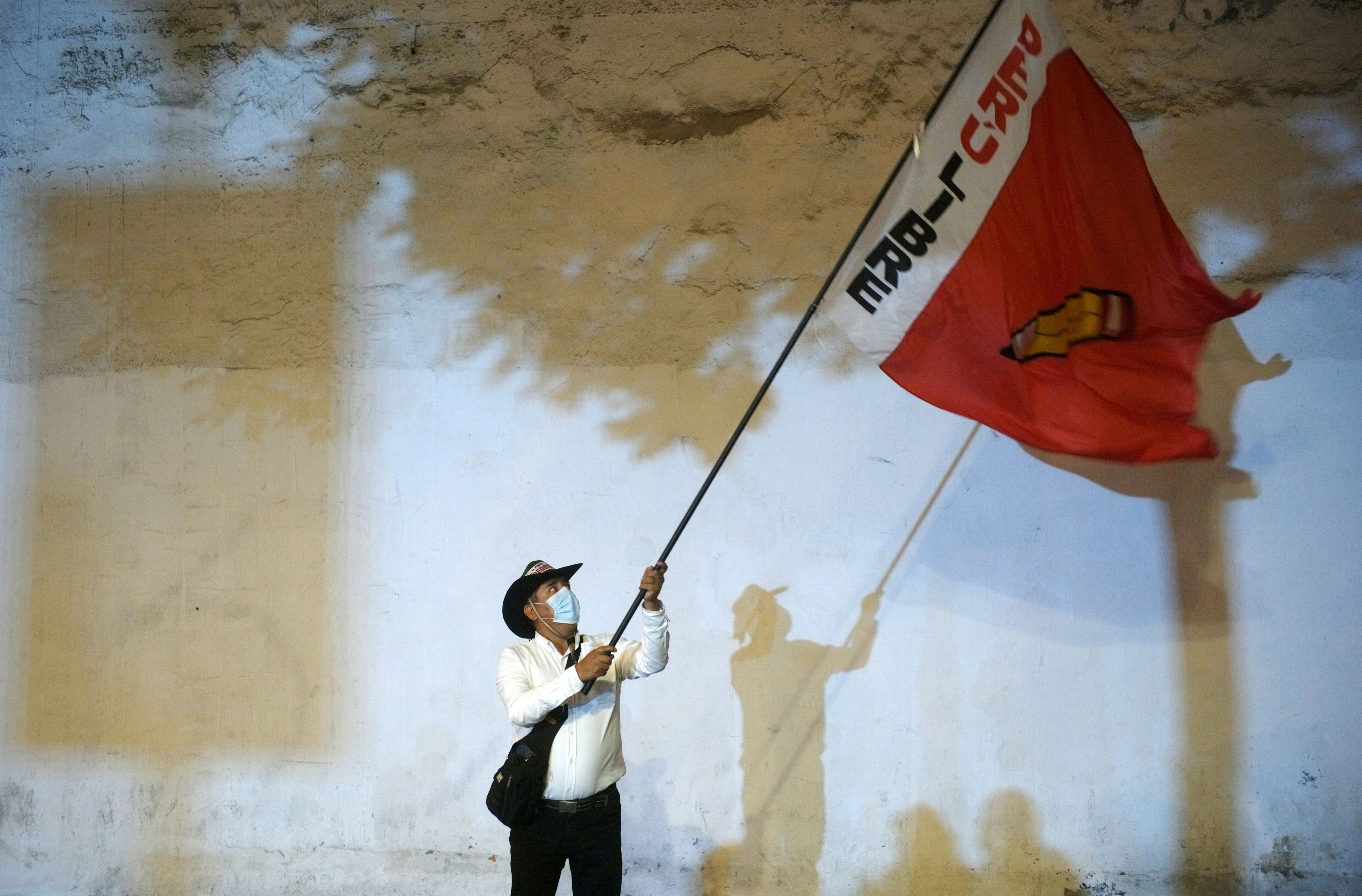 Apoiador de Castillo agita uma bandeira de seu partido na quinta-feira, em Lima.