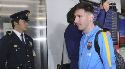 Messi, na chegada do Bar&ccedil;a ao Jap&atilde;o.