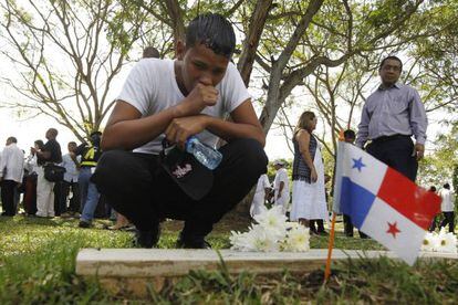 Familiar de uma vítima, em cemitério da Cidade do Panamá.