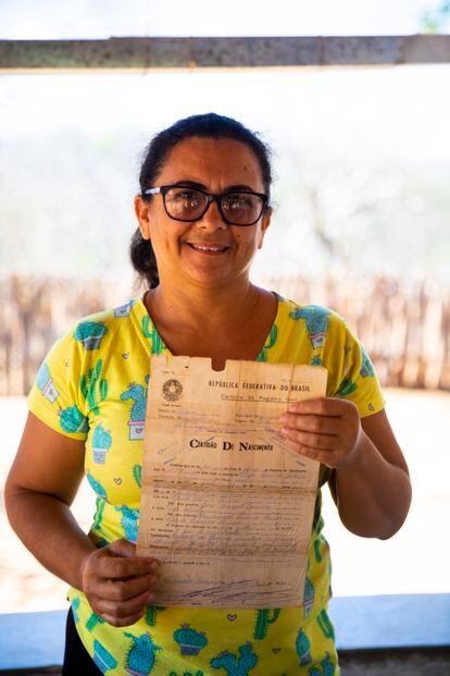 Nize mostra sua certidão de nascimento, com a assinatura de Rachel de Queiroz.