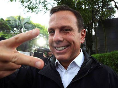 Prefeito eleito, Doria faz sinal de acelera, símbolo de sua campanha