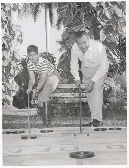 Roberto Batista joga ‘shuffleboard’ com seu pai na propriedade familiar em Havana, em 1958. 