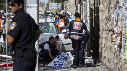 Equipes de socorro israelenses no local de um atentado em Jerusalém.