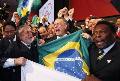 O ex-presidente Lula e o futebolista Pelé comemoram, em 2009, a escolha do Rio como sede da Olimpíada de 2016.
