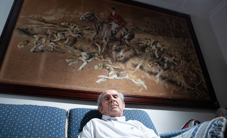 Araújo em frente ao seu quadro favorito, 'A caça às raposas'