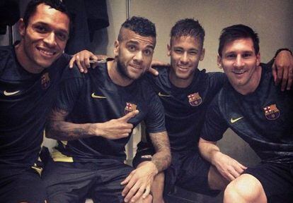 Adriano, Alves, Neymar e Messi, em uma foto de Facebook.