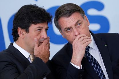 O presidente Jair Bolsonaro conversa com o ex-ministro da Saúde do Brasil, Luiz Henrique Mandetta, em 2019.