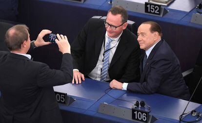 Dois eurodeputados com o ex-premiê italiano Silvio Berlusconi em Estrasburgo.