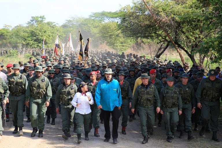 Nicolás Maduro marcha ao lado de militares em El Pao neste sábado para demonstrar força do regime chavista, enquanto protestos contra seu Governo continuam em Caracas.