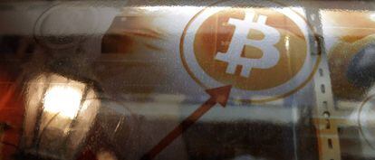 Homem usa um caixa eletrônico para bitcoins em Hong Kong.