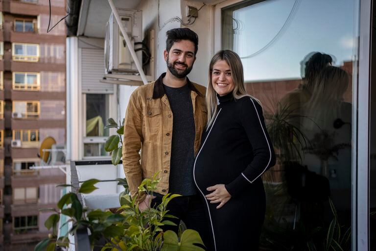 Paloma e Víctor em sua casa em Madri: o casal espera o primeiro filho para este mês de janeiro