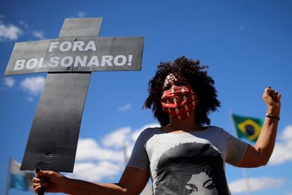 Ativista da Coalizão Negra por Direitos participa de ato em frente ao Congresso Nacional no dia 12 de agosto, quando o grupo apresentou pedido de impeachment contra Bolsonaro.
