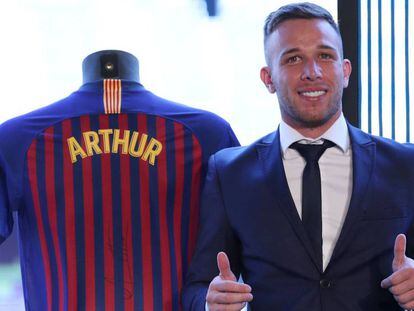 Arthur posa no Camp Nou com a camisa do Barça.