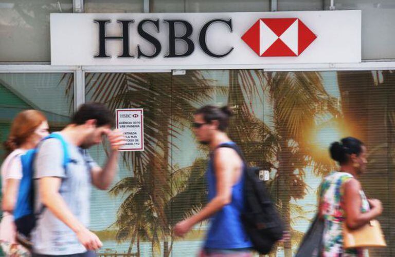 Pessoas diante de agência do HSBC no Rio de Janeiro.