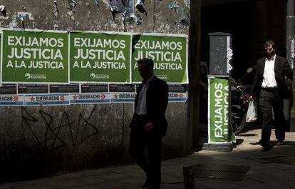 Cartazes em Buenos Aires se referem ao 'caso Nisman'.