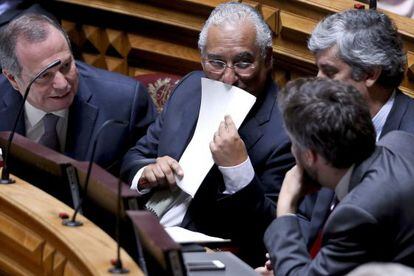 Antonio Costa (centro) durante a sessão no Parlamento que acabou com o governo de Passos Coelho.
