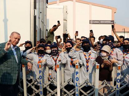 O presidente da Turquia, Recep Tayyip Erdogan, posa com escoteiros ao chegar a uma área devastada por incêndios florestais no sudoeste do país, em 31 de julho.