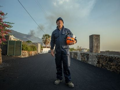 O geólogo Raúl Pérez em frente à chamada “zona de guerra” do vulcão de La Palma.