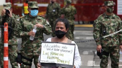 Indígenas embera protestam diante de instalações do Exército em Cali pelo estupro de uma menina por um grupo de militares.