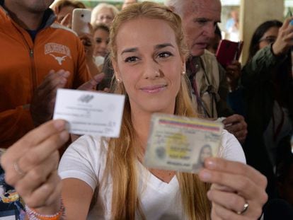 Lilian Tintori votando hoje em Caracas. AFP PHOTO/LUIS ROBAYO