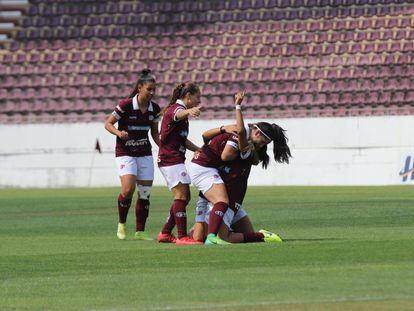 Aline Milene comemora o gol da Ferroviária no primeiro jogo da final.