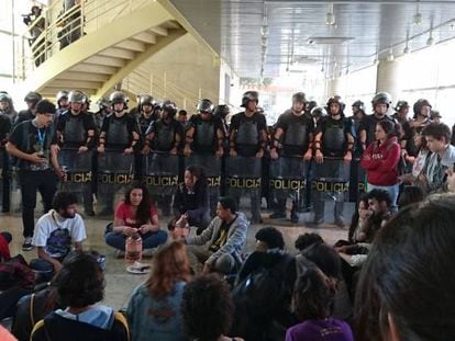 Estudantes à frente da PM no Centro Paula Souza.