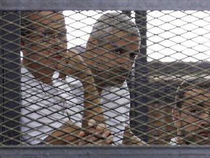 Peter Greste, Mohammed Fahmy y Baher Mohamed, em uma imagem do 1 de junho de 2014.