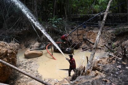 Garimpeiros trabalham na extração ilegal de ouro em Itaituba (PA), em 4 de setembro de 2021.