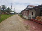 Rua esvaziada da aldeia Vila Betânia, onde vivem aproximadamente 5.000 indígenas da etnia Ticuna.