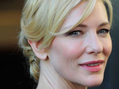 Cate Blanchett para a Vanity Fair sobre cirurgias plásticas: "Nunca fiz nenhuma, mas quem sabe. Pessoalmente, não acho que as pessoas pareçam melhores depois da cirurgia, só parecem diferentes... E se fazem apenas por medo, esse medo continuará em seus olhos".