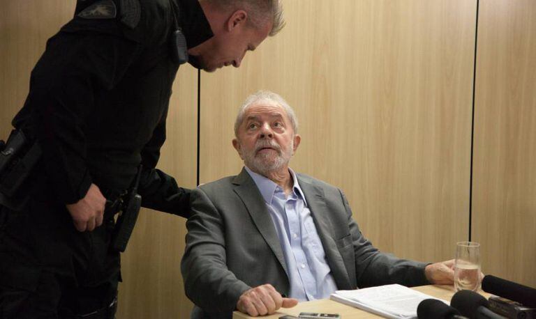 ex-presidente com o agente da PF responsável por sua carceragem.