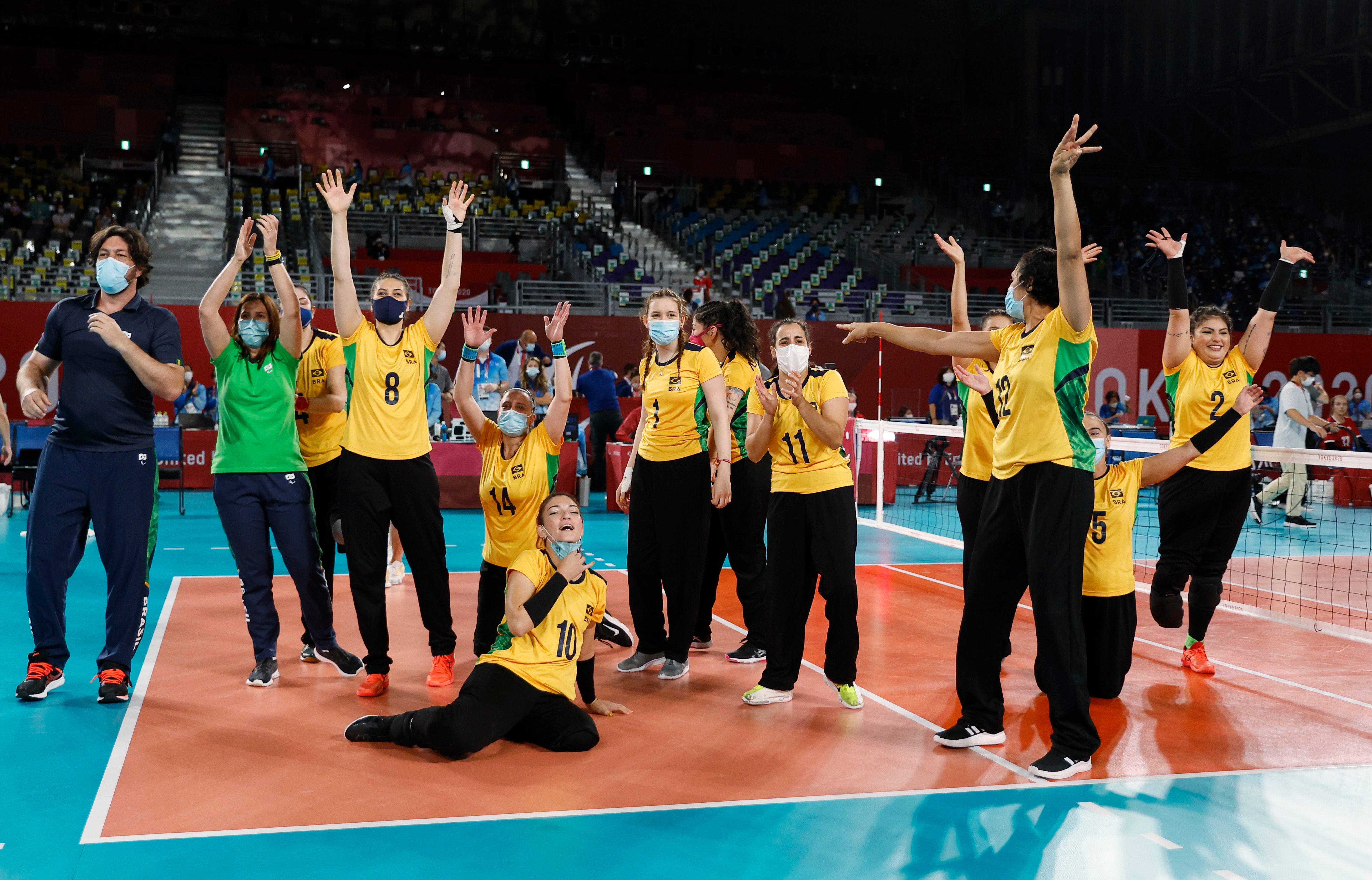 A equipe brasileira celebra o bronze. 