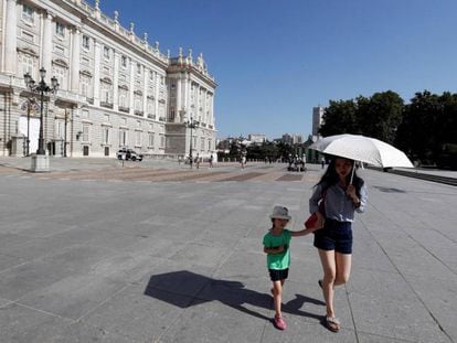 Uma mulher e uma criança protegem-se do sol, em Madri.