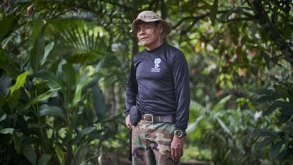 José Gregorio, líder Guarda Indígena Ambiental (G.I.A.), posa para a foto na Amazônia que rodeia o rio Amacuyacu.
