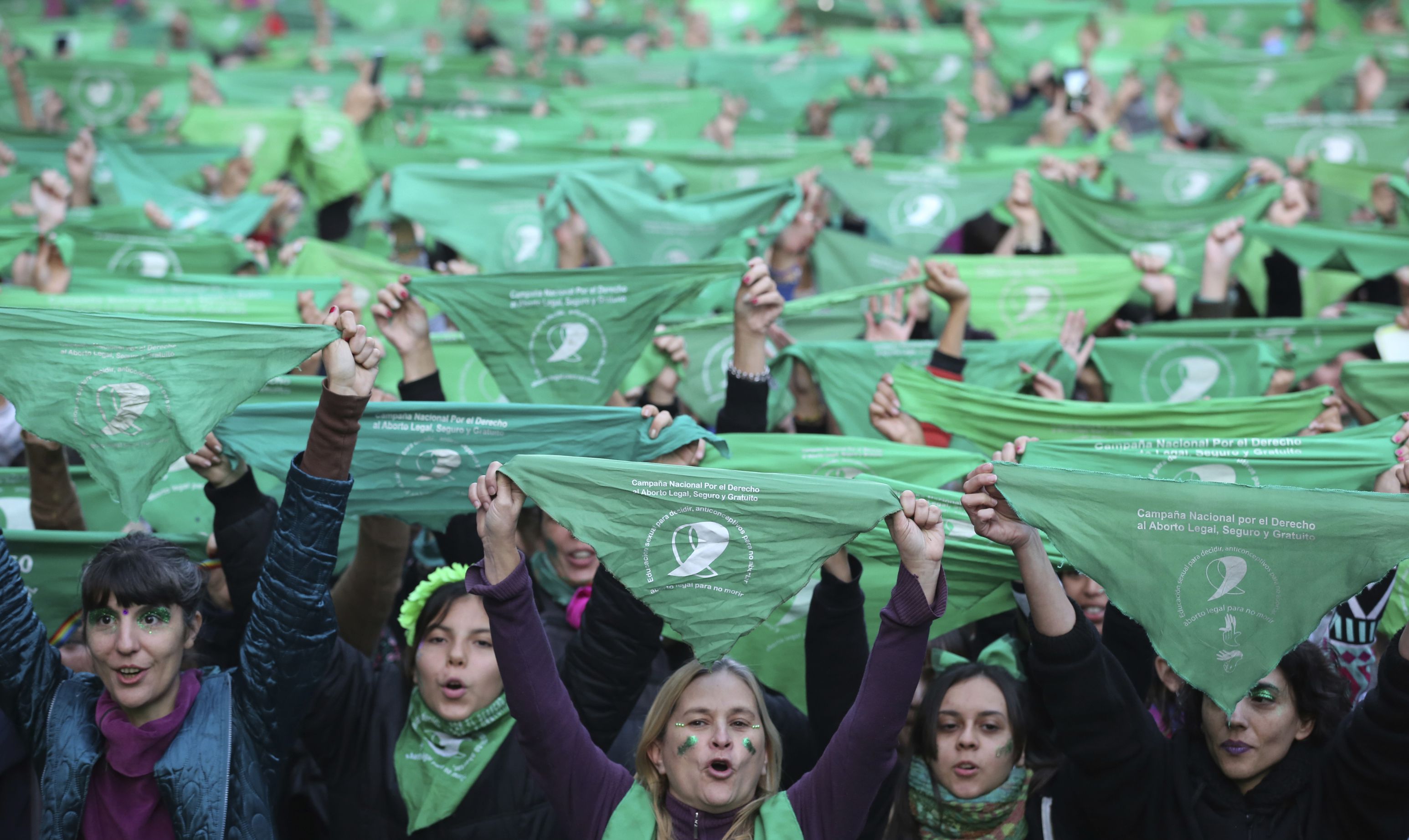 Ativistas mostram seus lenços verdes, símbolo da luta pela regulamentação do aborto, em maio de 2019, na Argentina.  
