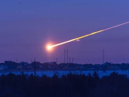 Imagem da bola de fogo que se viu sobre Cheliábinsk (Rússia), um objeto algo maior que o que produziu o impacto sobre o mar de Bering. Em vídeo, vários momentos prévios ao impacto do meteorito nessa região russa em 2013.