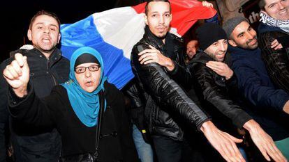 Manifestantes fazem a saudação do 'quenelle' para apoiar o comediante Dieudonné.