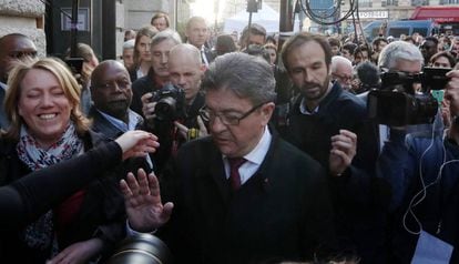 O candidato da França Insubmissa, Jean-Luc Mélenchon, neste domingo em Paris rodeado pela imprensa.