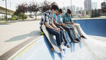 Adolescentes com seus smartphones.