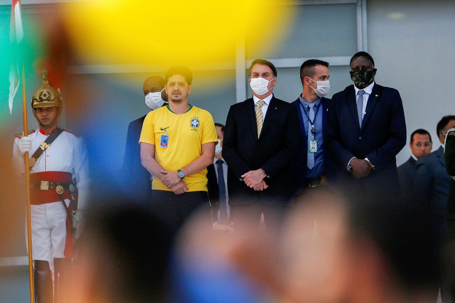 O presidente Jair Bolsonaro observa apoiadores da entrada do Palácio do Planalto, em Brasília, na sexta-feira, 15 de maio.